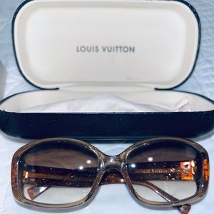 Louis Vuitton GM Soupçon glitter glasses.